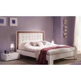 LETTO IMBOTTITO, RIVESTITO IN ECOPELLE CON FASCIA IN NOCE E COMODINO