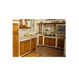 CUCINA IN MURATURA SU MISURA IN CASTAGNA